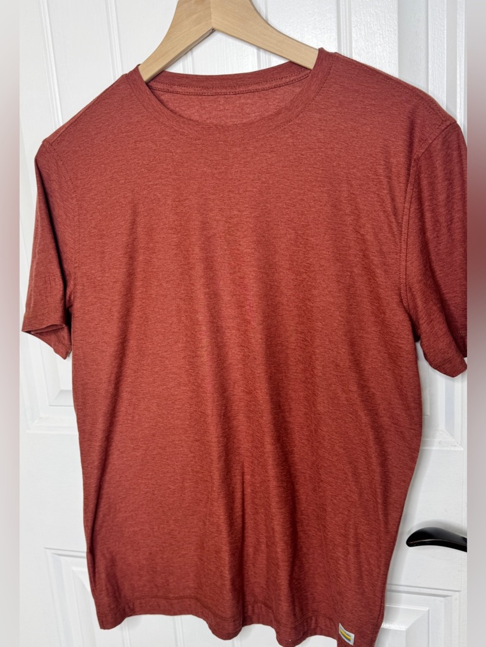 Vuori Strato Tech Tee Mens Small Rust Performance T Shirt